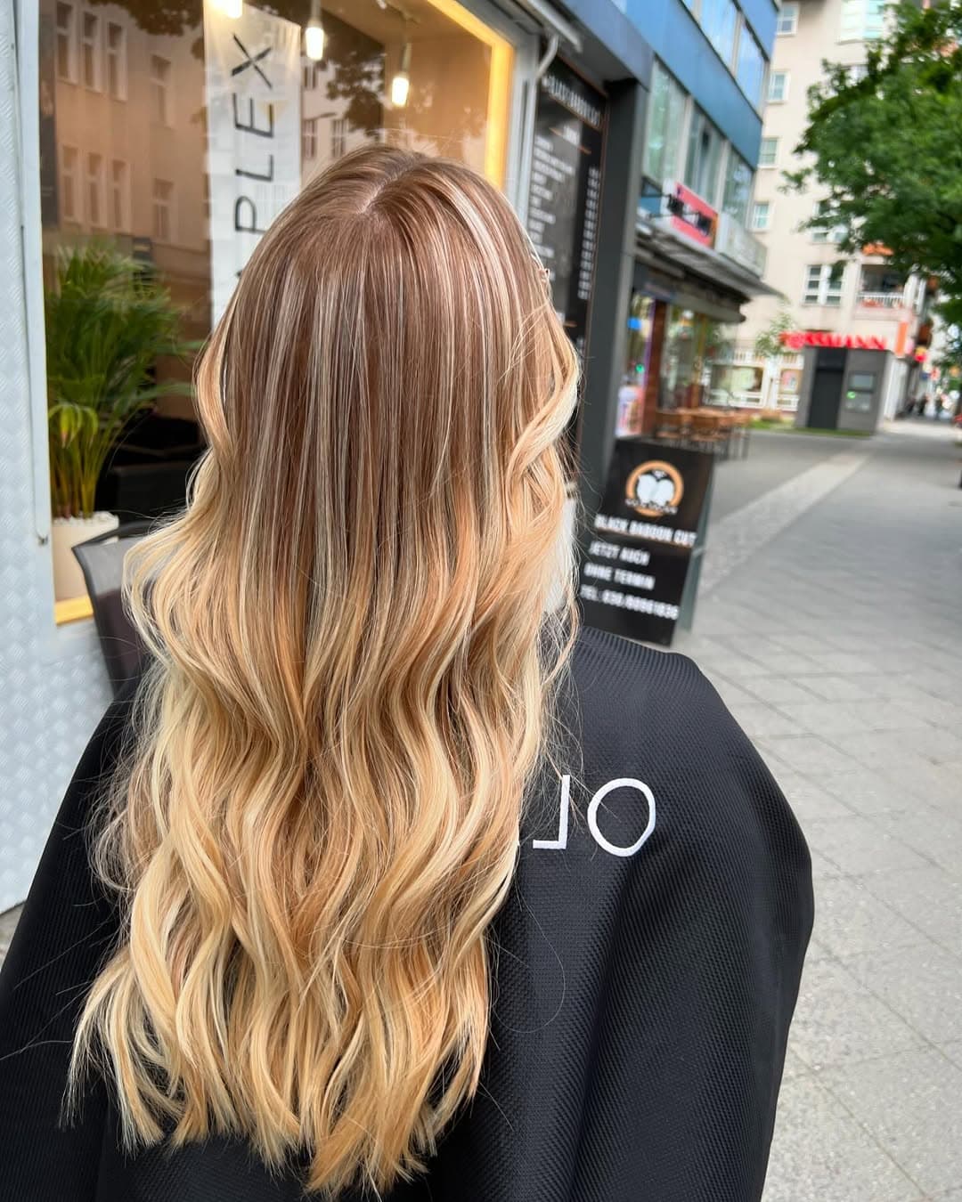 Lange Balayage-Wellen vor dem Salon Black Baboon, Berlin-Schöneberg
