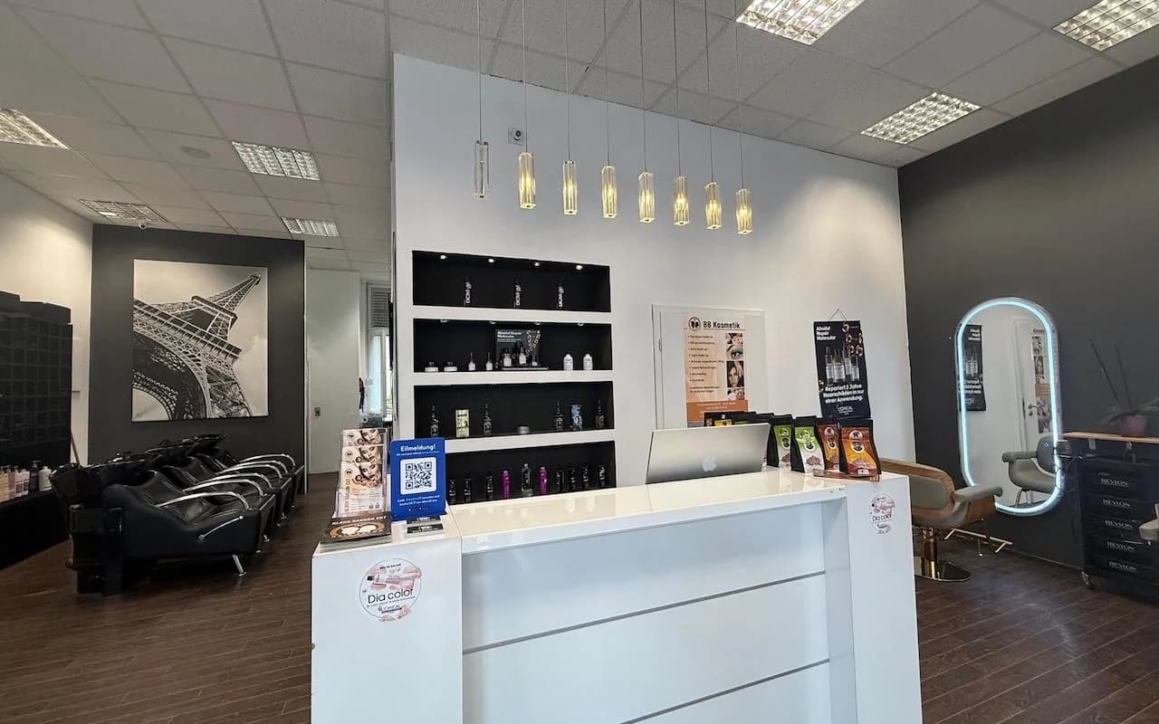 Empfangsbereich mit Theke und Designer-Beleuchtung – Black Baboon, Friseur Berlin-Schöneberg
