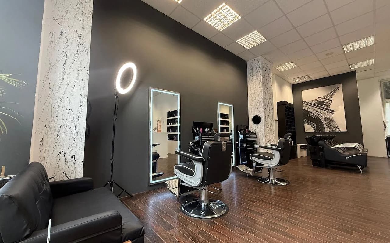Barber- und Styling-Bereich mit Ringlicht – Black Baboon Berlin
