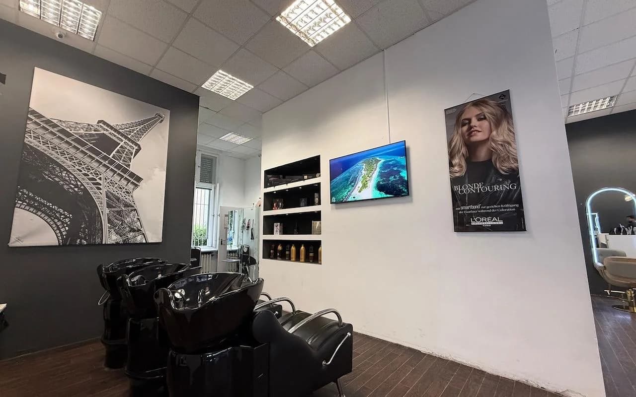Waschplätze mit Paris-Motiv und Pflege-Regal – Black Baboon Friseur Schöneberg
