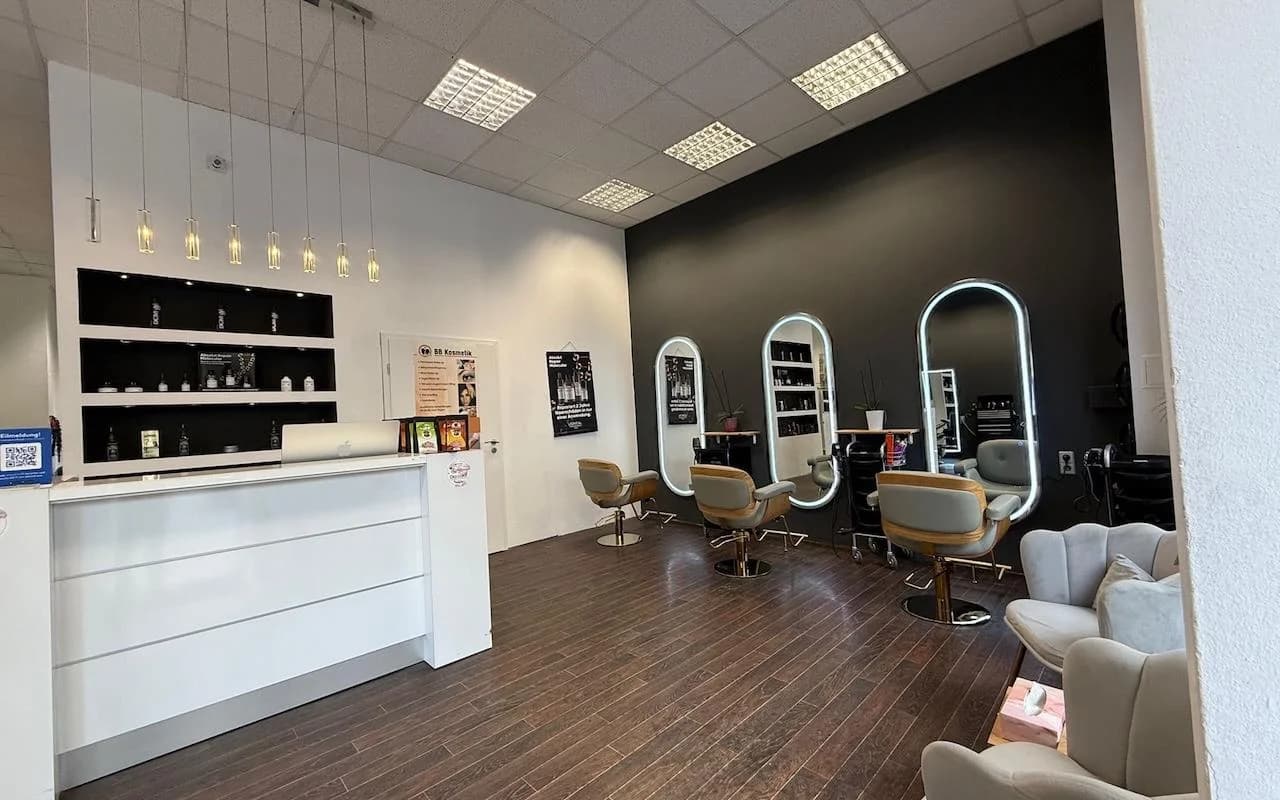 Styling-Plätze mit LED-Spiegeln im Black Baboon Salon, Berlin-Schöneberg