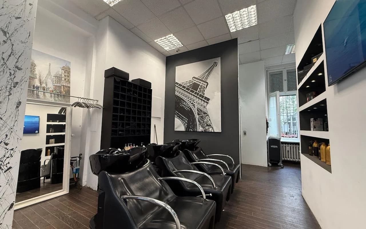Waschstraße mit Eiffelturm-Gemälde – Black Baboon Salon Berlin-Schöneberg
